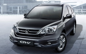 Автомобиль Honda CR V на дороге
