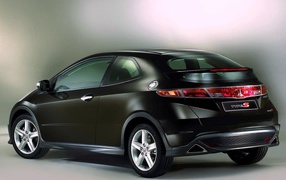 Автомобиль Honda Civic 5D на дороге