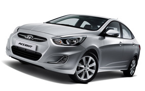 Автомобиль Hyundai Accent на дороге