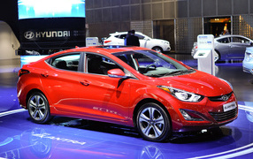 Автомобиль Hyundai Elantra 2014 на дороге