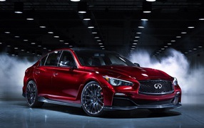 Красивый автомобиль Infiniti Q50 2014 года