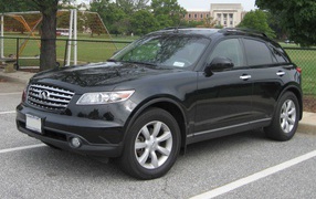 Infiniti FX35 на фоне города