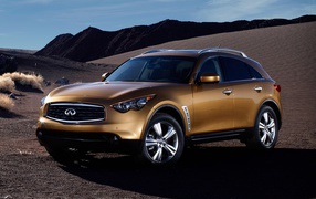 Infiniti FX35 на фоне пустыни