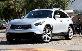 Белый Infiniti FX35