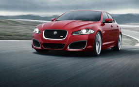 Красный Jaguar XF