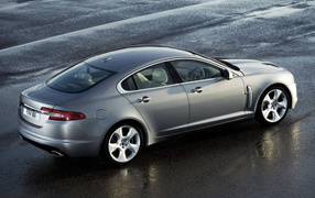 Серебристый Jaguar XF
