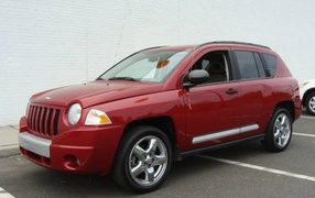 Красный Jeep Compass