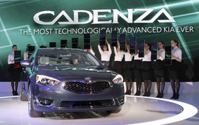 Красивый автомобиль Kia Cadenza 2014 года