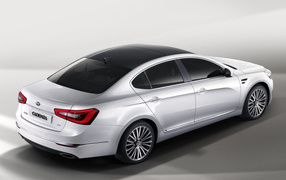 Автомобиль марки Kia модели Cadenza 2014 года