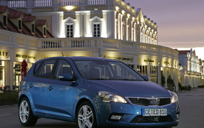 Автомобиль Kia Ceed на дороге