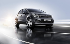 Автомобиль Kia  Rio на дороге