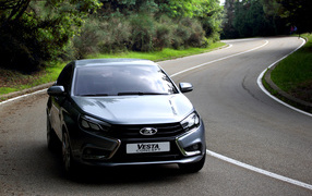 Черная Лада Веста на дороге