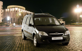 Lada Largus на фоне города