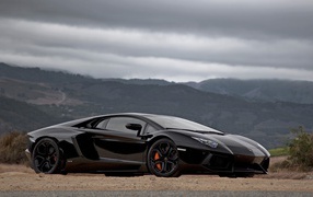 Автомобиль марки Lamborghini модели Aventador