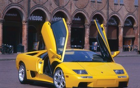 Автомобиль Lamborghini Diablo на дороге