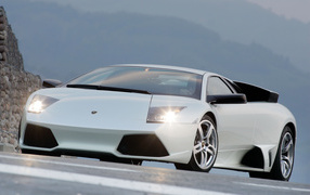 Автомобиль Lamborghini Murcielago на дороге
