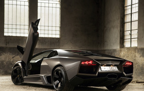 Автомобиль Lamborghini Reventon на дороге