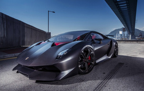 Автомобиль Lamborghini Sesto Elemento на дороге