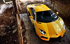 Машина Lamborghini aventador