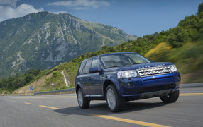 Автомобиль Land Rover Freelander 2 на дороге