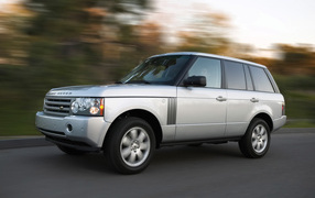 Автомобиль Land Rover A8 на дороге