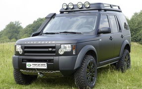  Автомобиль Land Rover Defender на дороге