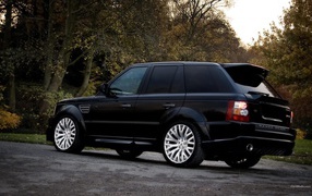 Черный Лэнд Ровер на природе