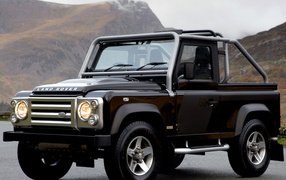 Автомобиль марки Land Rover модели Defender