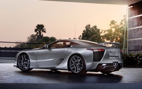 Серебристый Лексус