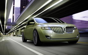 Красивый автомобиль Lincoln Town Car в Москве