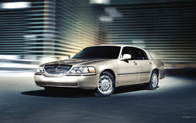Автомобиль Lincoln Town Car на дороге