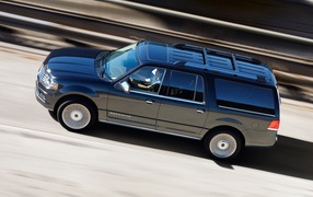 Автомобиль Lincoln Navigator 2015 на дороге