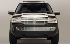 Автомобиль Lincoln Navigator на дороге