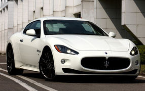 Красивый автомобиль Maserati Granturismo в Москве