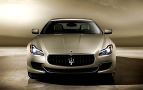 Красивый автомобиль Maserati Quattroporte