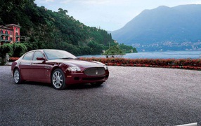 Красивый автомобиль Maserati Quattroporte в Москве