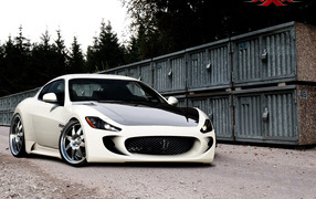 Автомобиль Maserati Granturismo на дороге