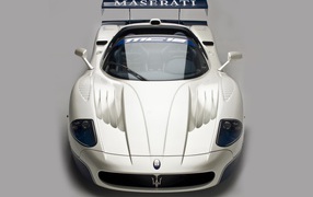 Автомобиль Maserati MC12 на дороге