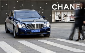 Автомобиль Maybach  62s на дороге