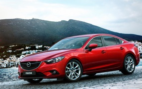 Автомобиль Mazda 6 на дороге