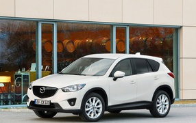 Автомобиль Mazda CX 5 на дороге