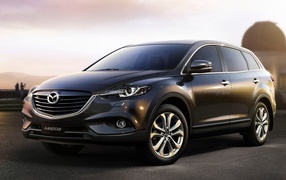 Автомобиль Mazda CX 9 на дороге