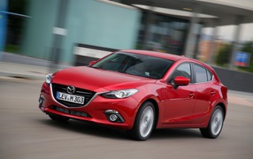 Автомобиль Mazda 3 2014 на дороге