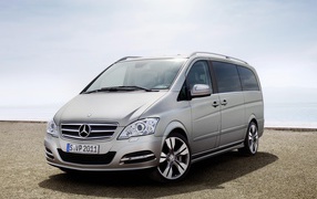 Автомобиль марки Mercedes модели V-Class 2014