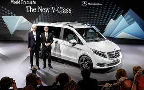 Красивый автомобиль Mercedes V-Class 2014