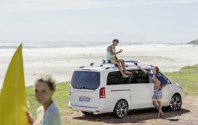 Красивый автомобиль Mercedes V-Class 2014 в Москве