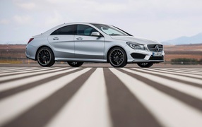Mercedes GLA на дороге