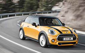 Надежная машина Мини Купер S 2014