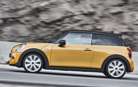 Автомобиль Мини Купер S 2014 на дороге 