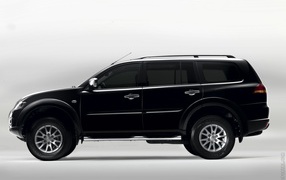 Красивый автомобиль Mitsubishi Pajero Sport в Москве